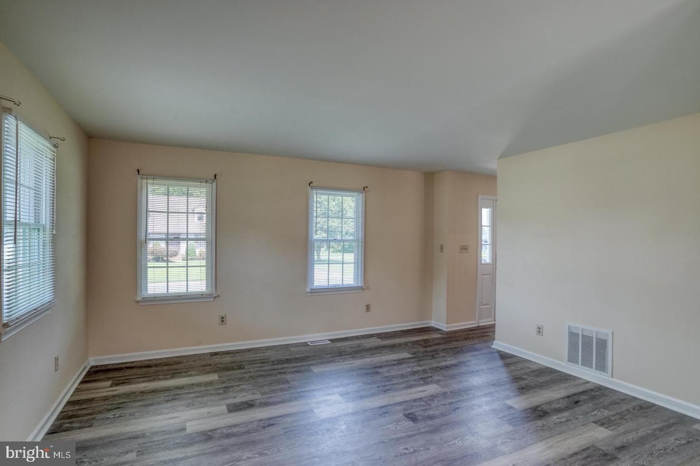 309 W London Avenue photo 5