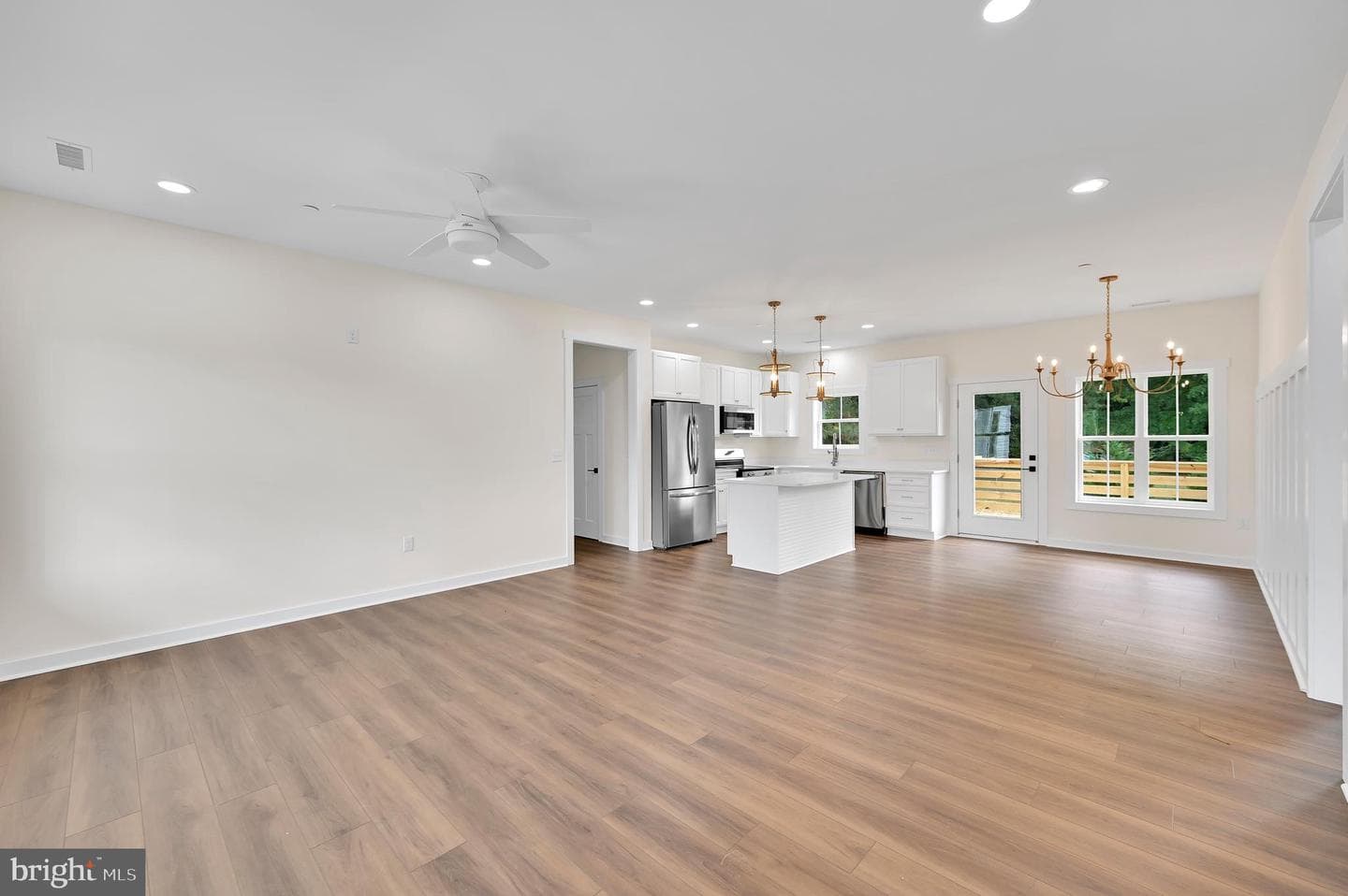 303 Viewfield Drive photo 2