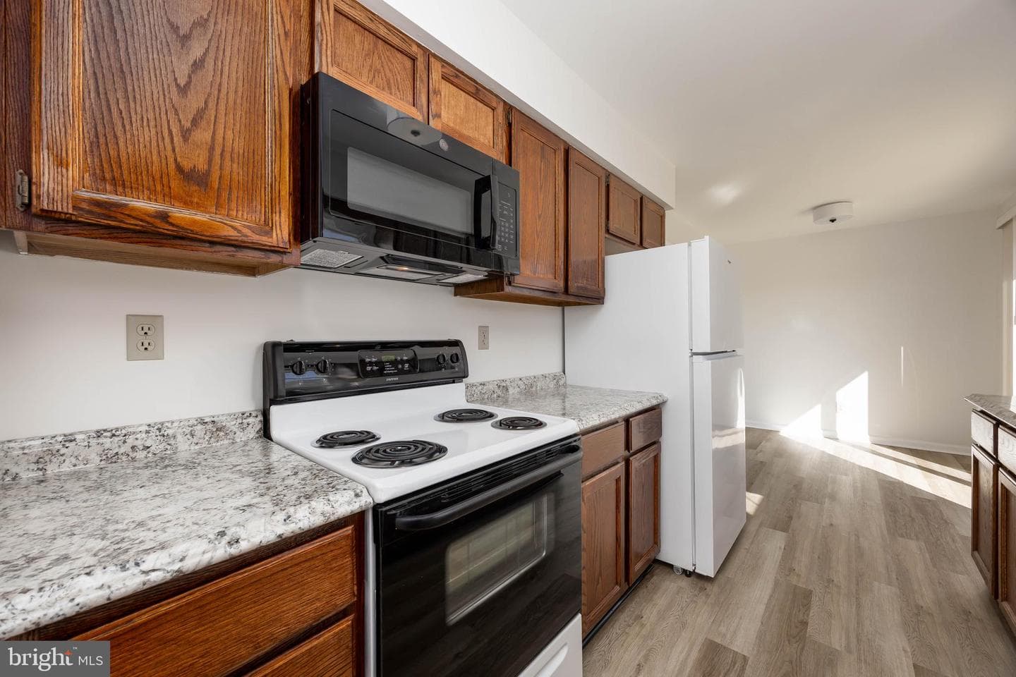 7937 White Lowe photo 6