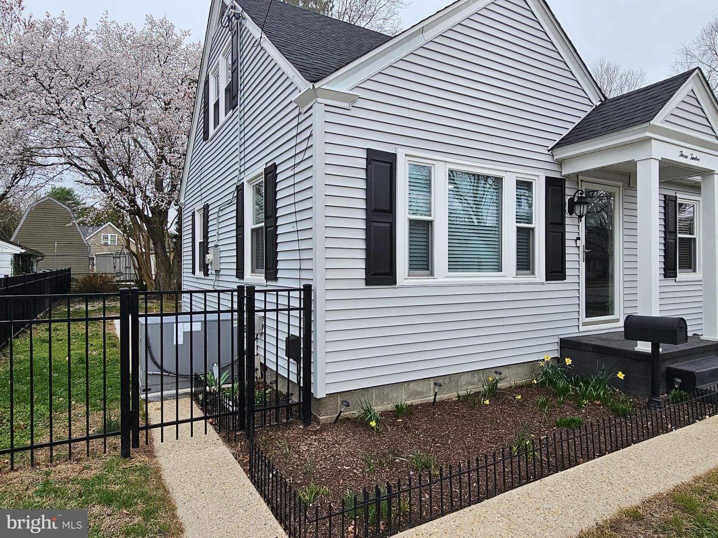 312 S Haven Avenue photo 23