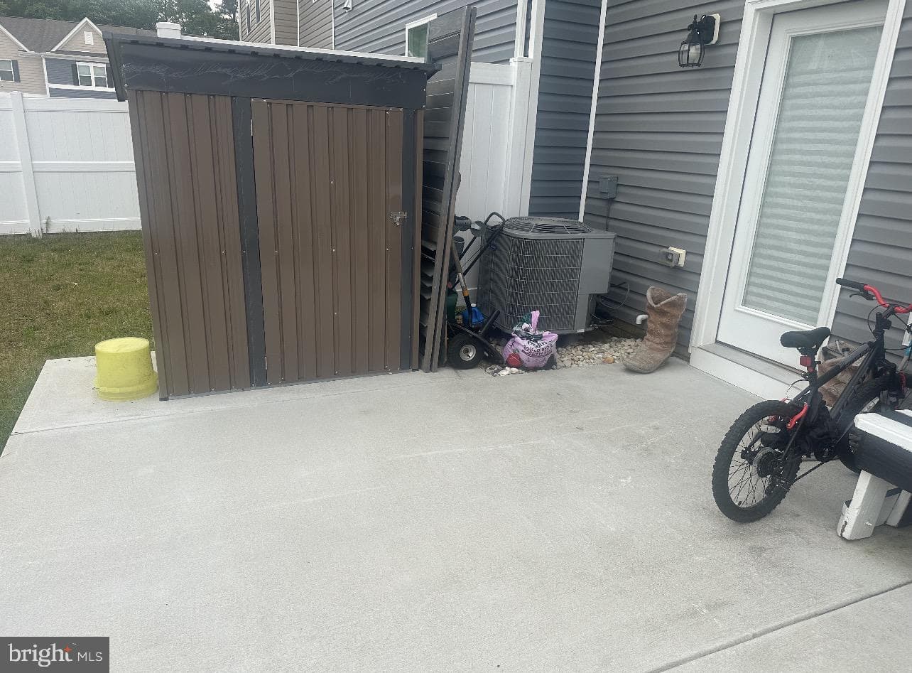 815 Derwent Ln photo 25