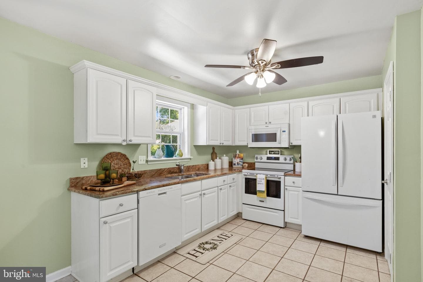 909 Zircon Court photo 4