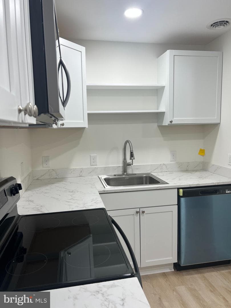 732 Dennis Street photo 5