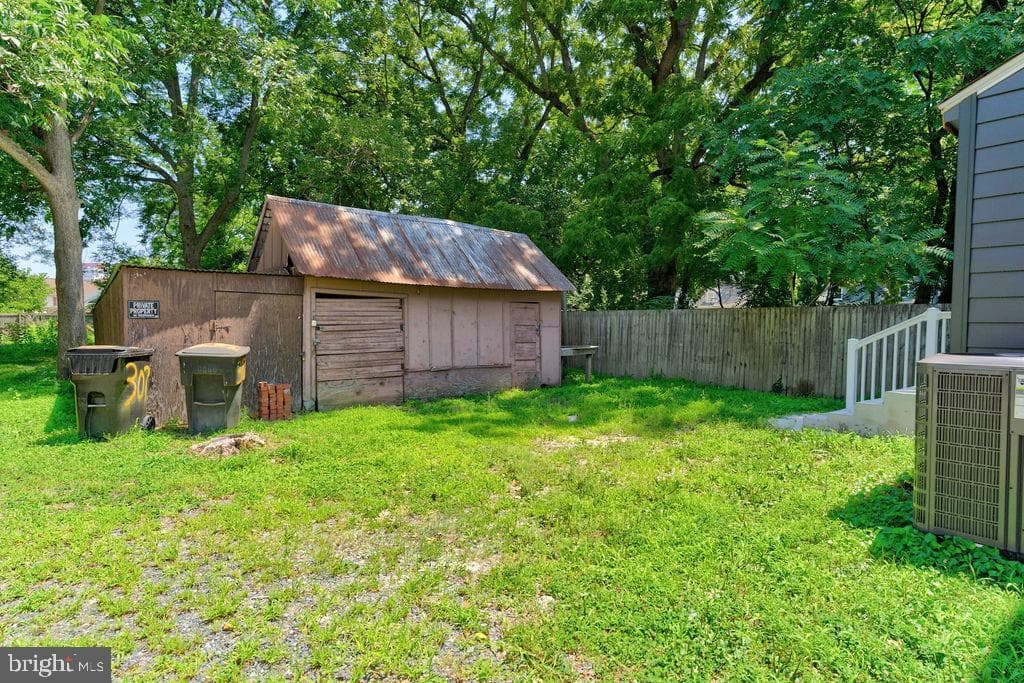 307 Newton Street photo 32
