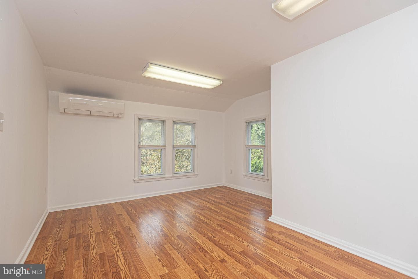 11 Vine Street photo 77