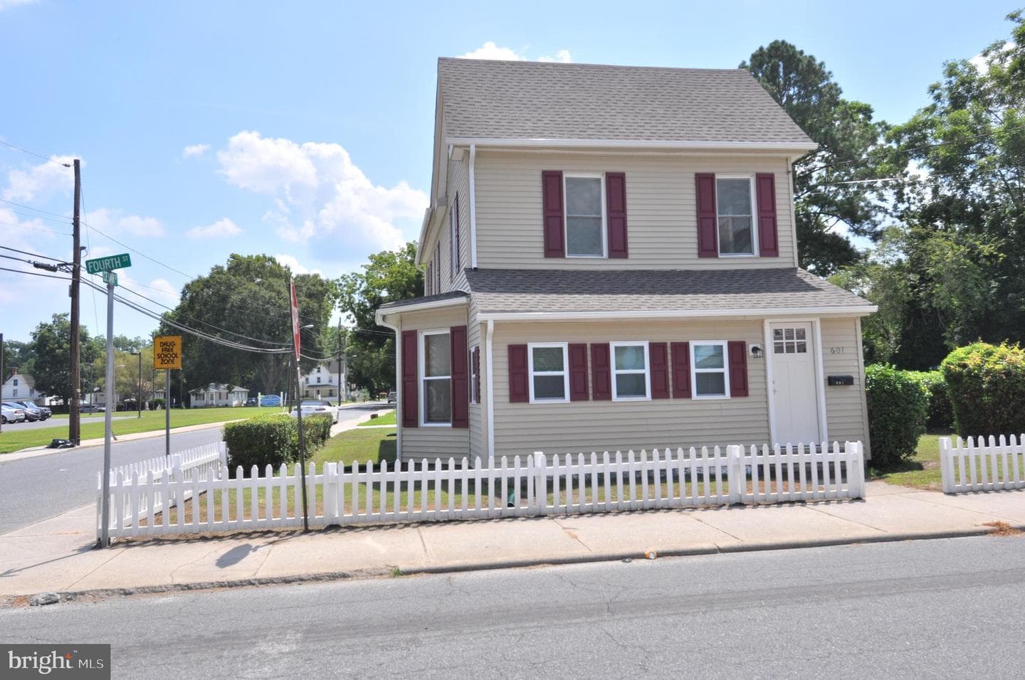 601 Fourth St photo 3