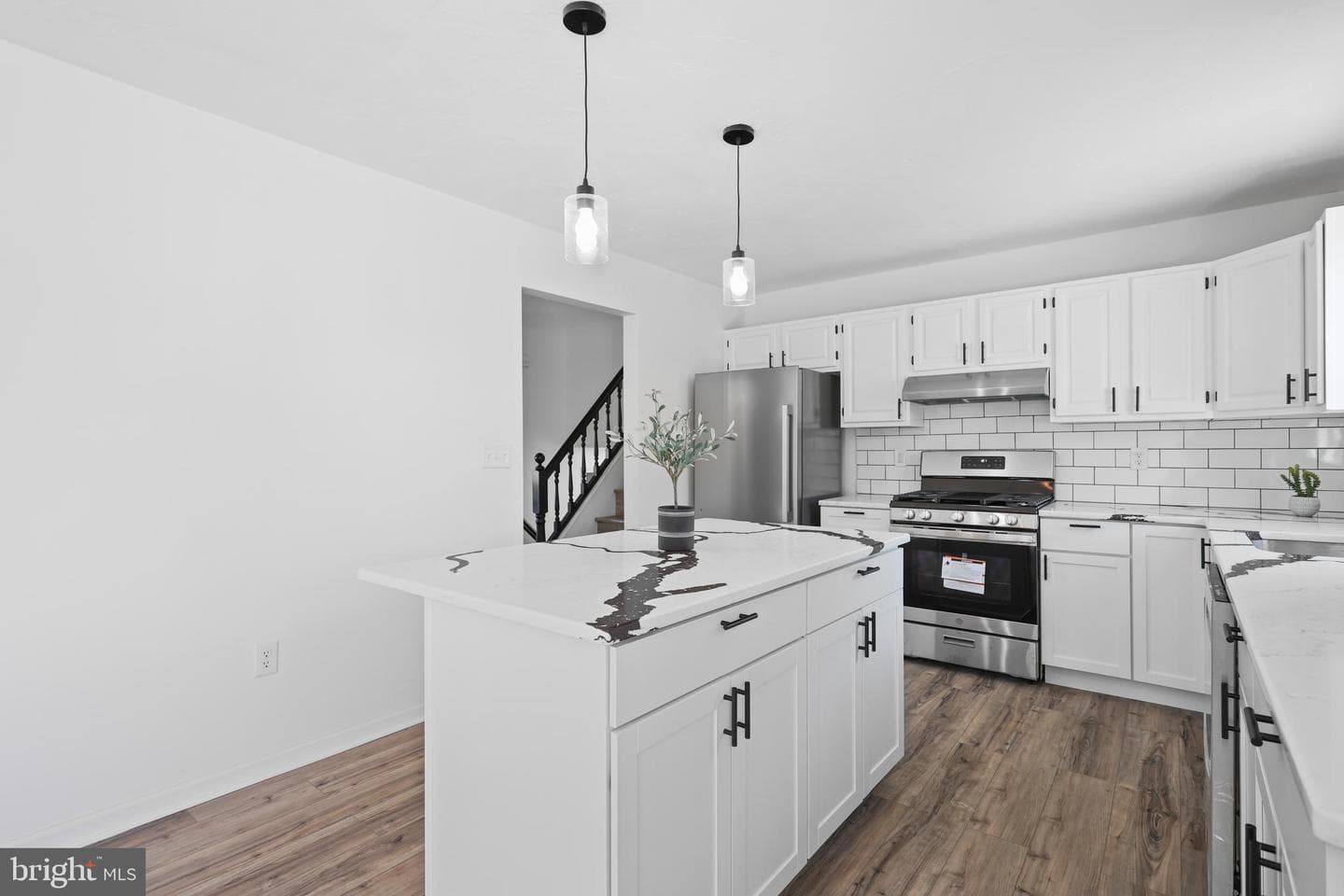 85 Thomas Drive photo 10