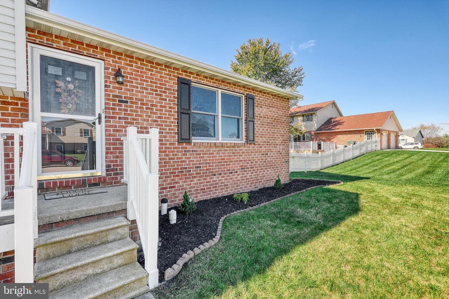 85 Thomas Drive photo 4