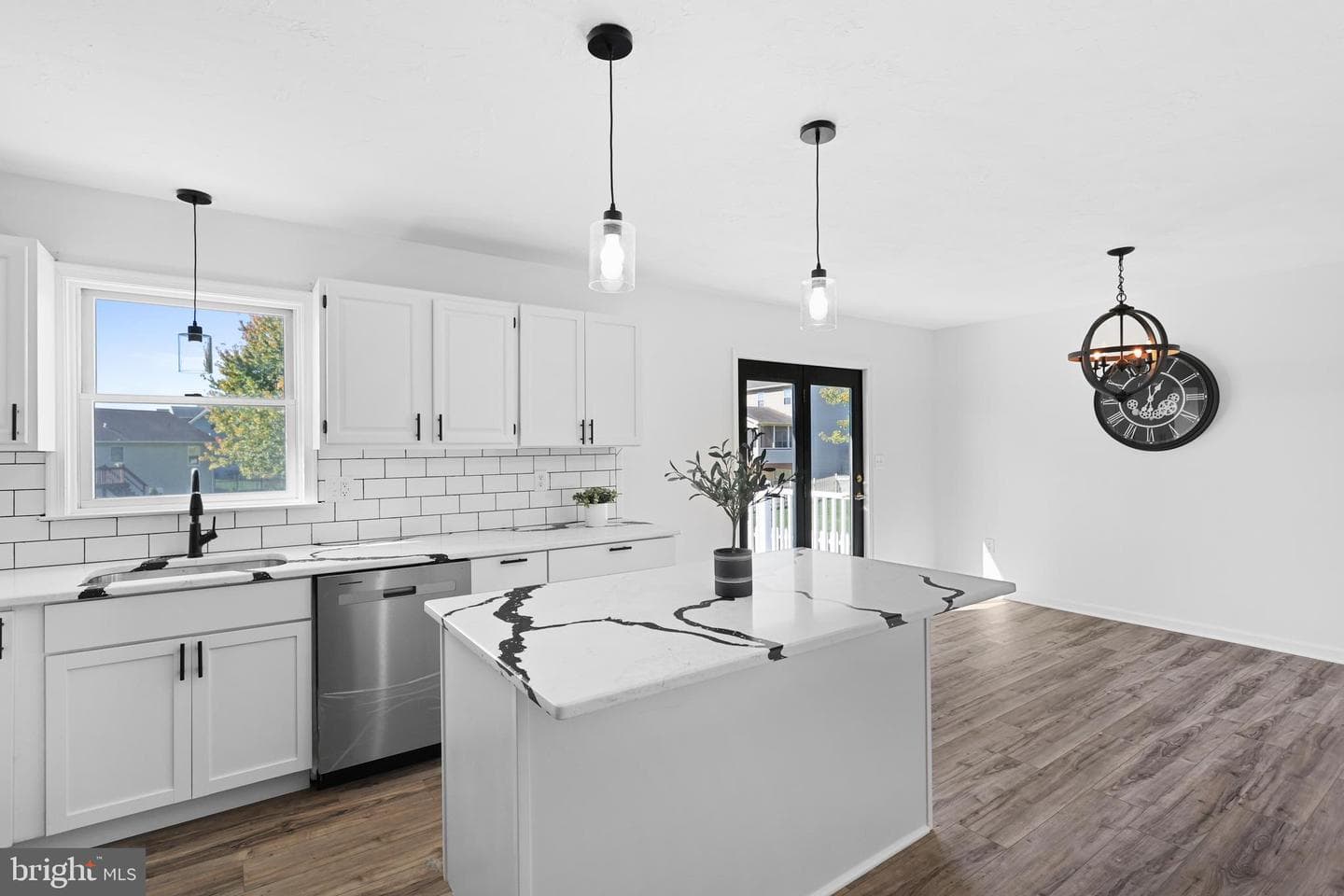 85 Thomas Drive photo 8
