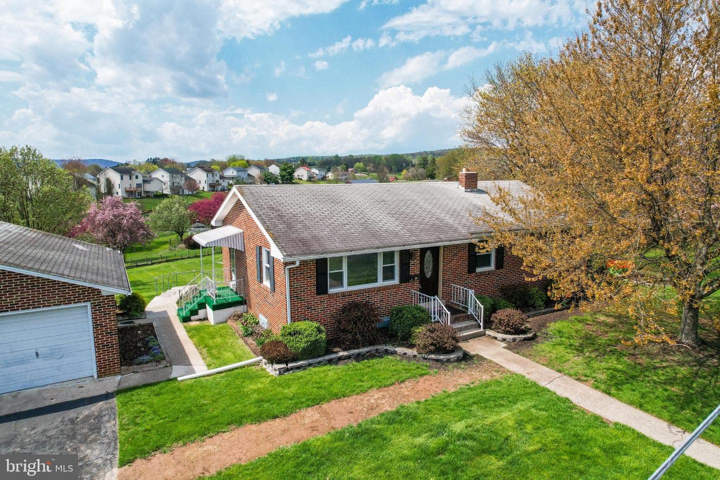 33 Ridge Avenue photo 3