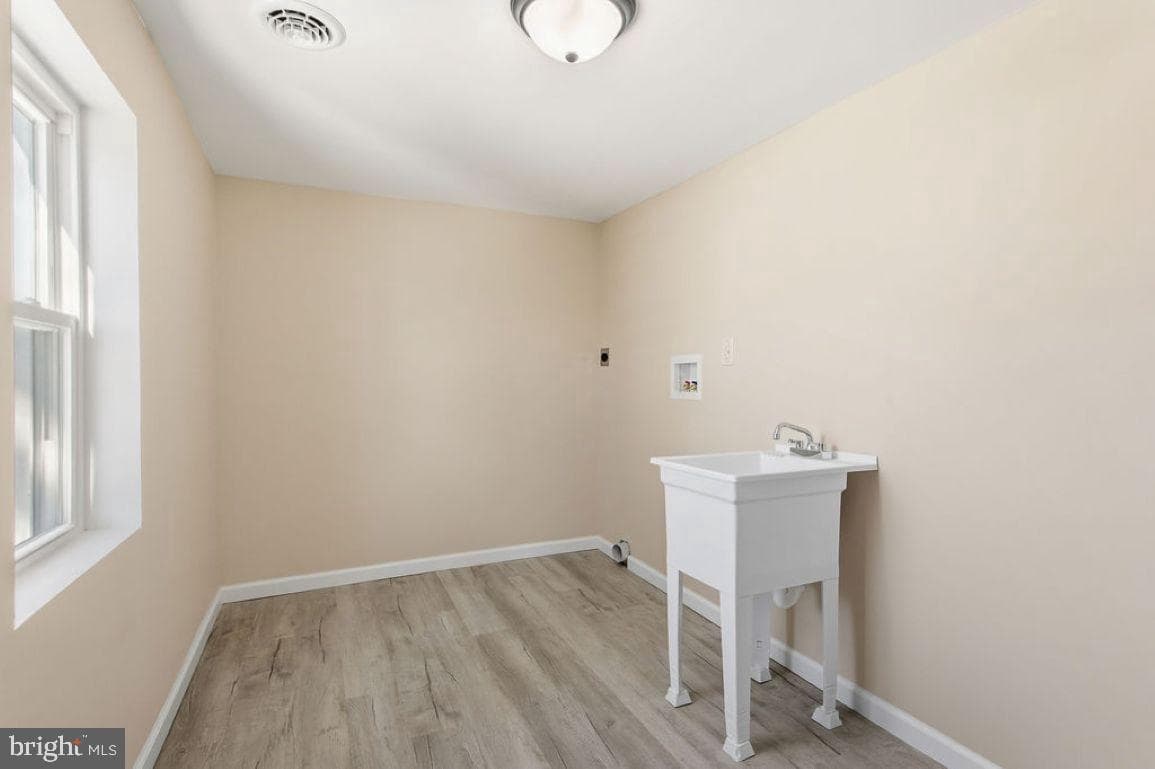 114 E York Street photo 22