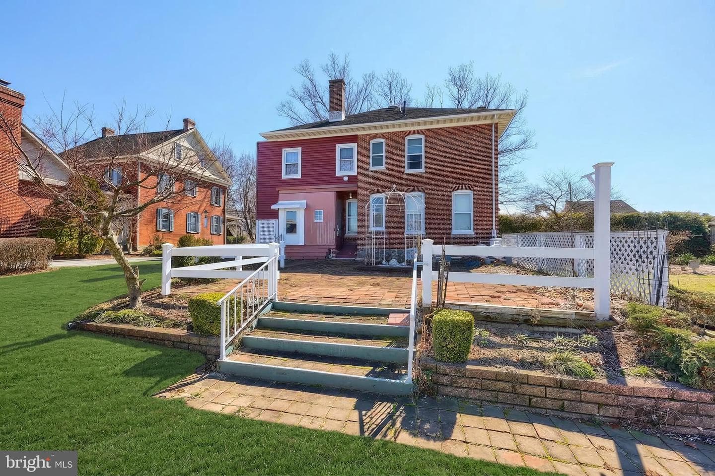 318 Lincoln Way W photo 3