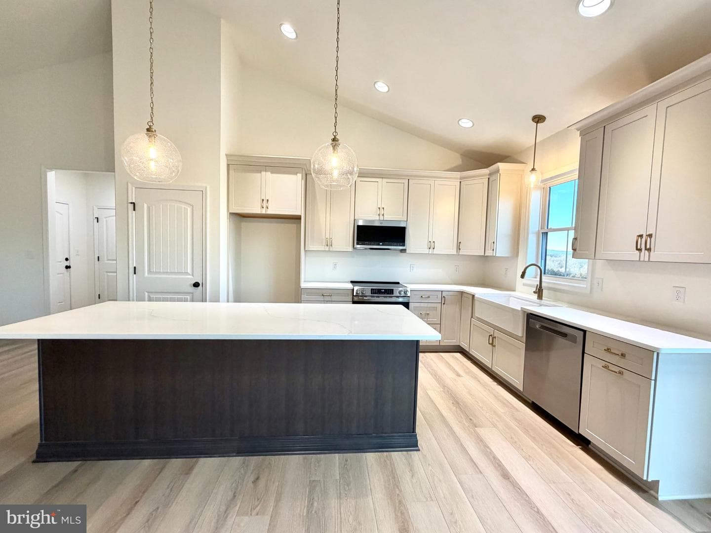 663 Curtis Drive photo 6