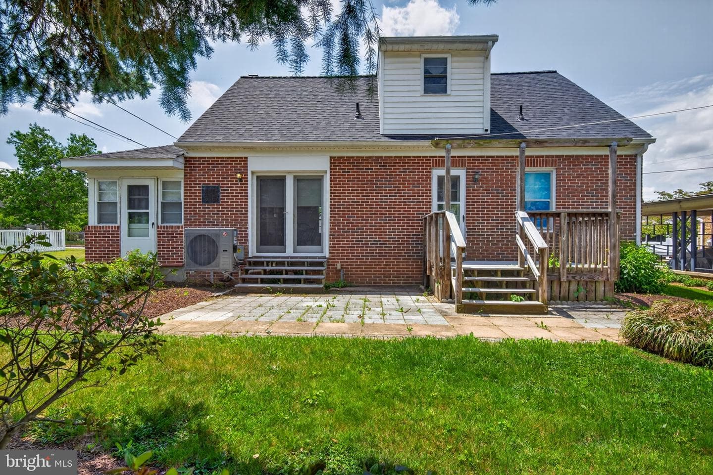 210 Stambach Street photo 28