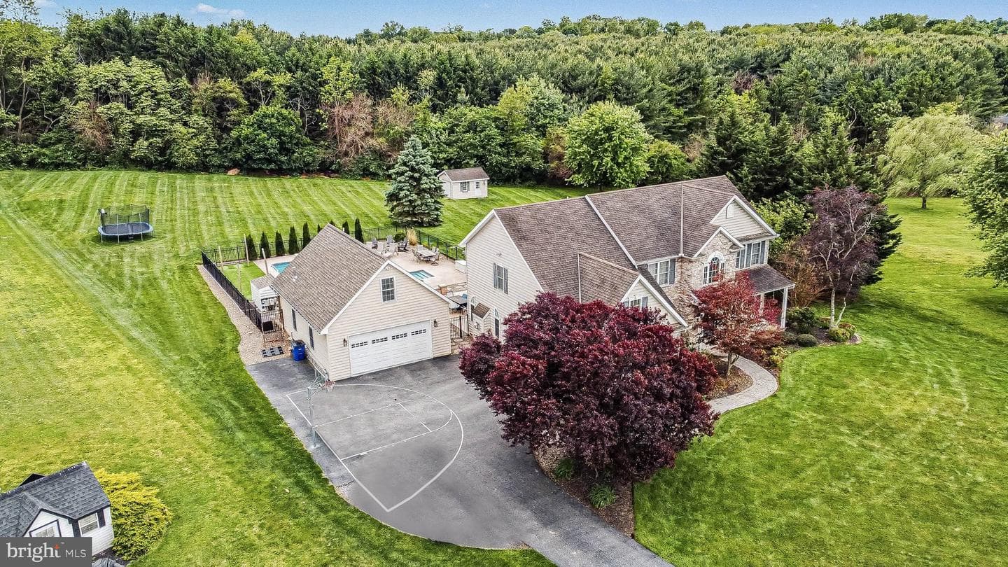 57 E Summit Dr photo 2