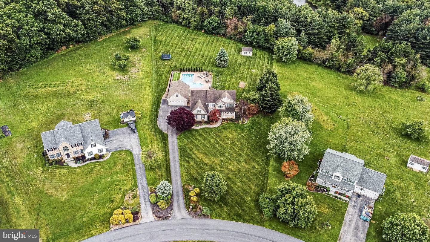 57 E Summit Dr photo 3