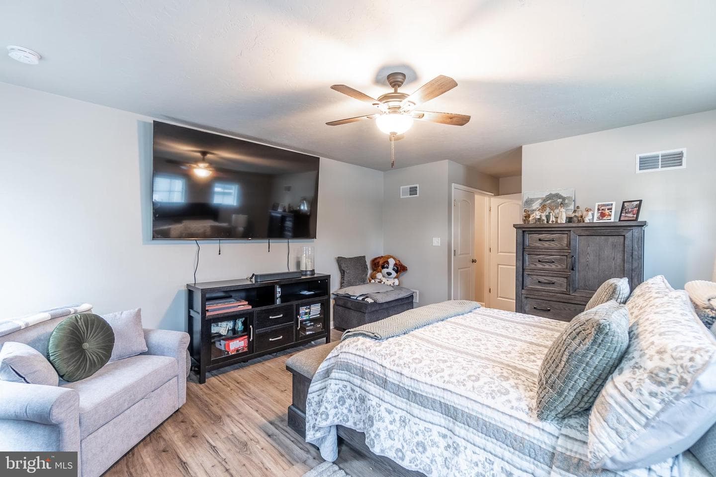 141 Oxford Boulevard photo 15