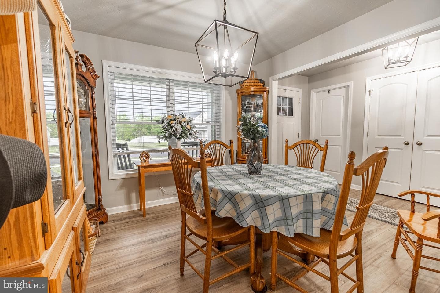 141 Oxford Boulevard photo 3