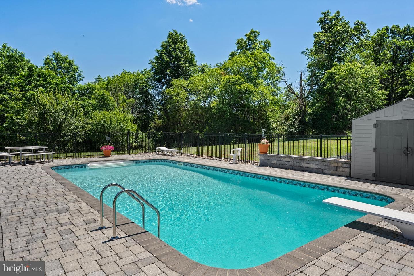 75 Saint Johns Road W photo 63