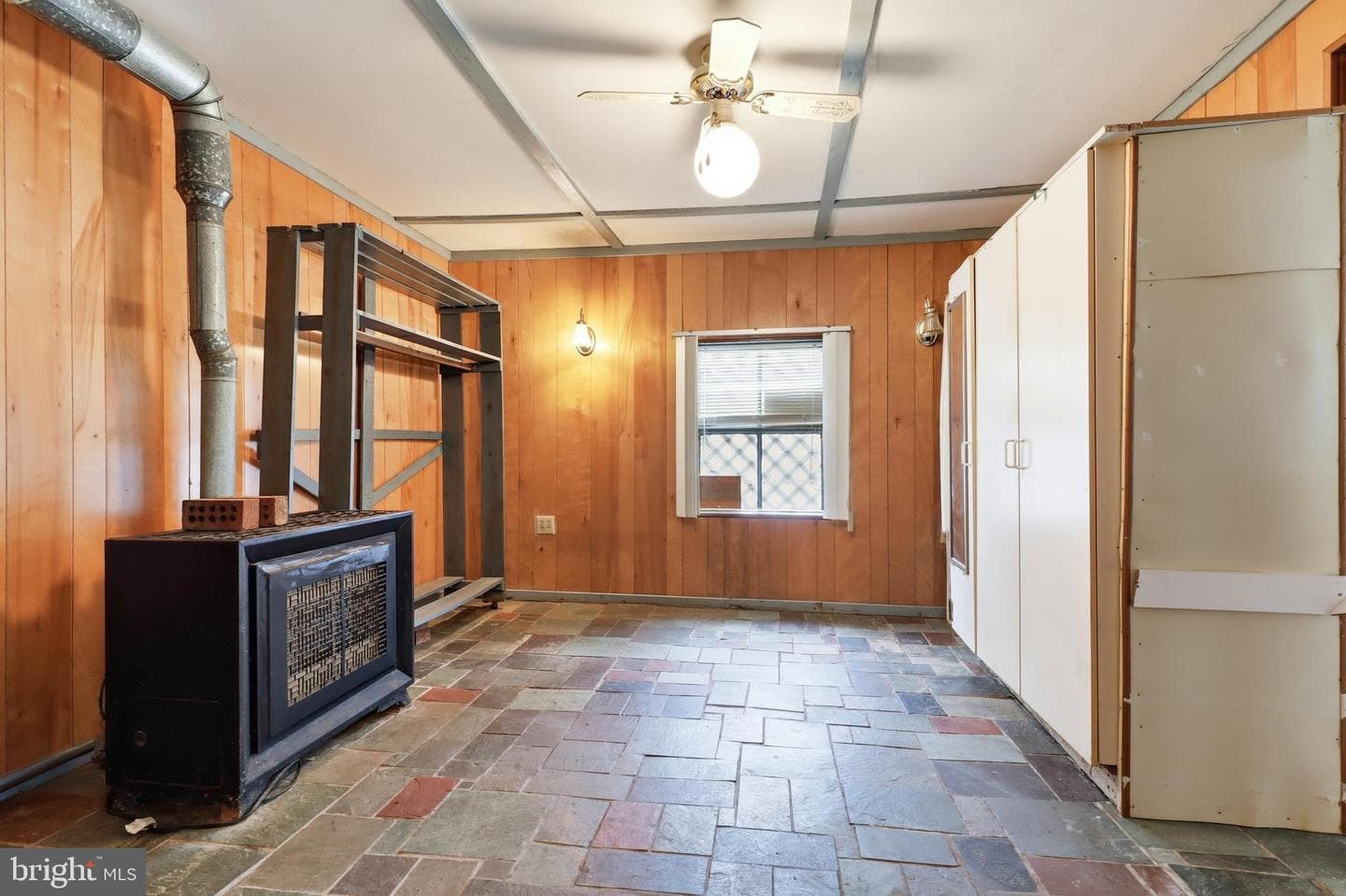 374 Maple Avenue photo 10