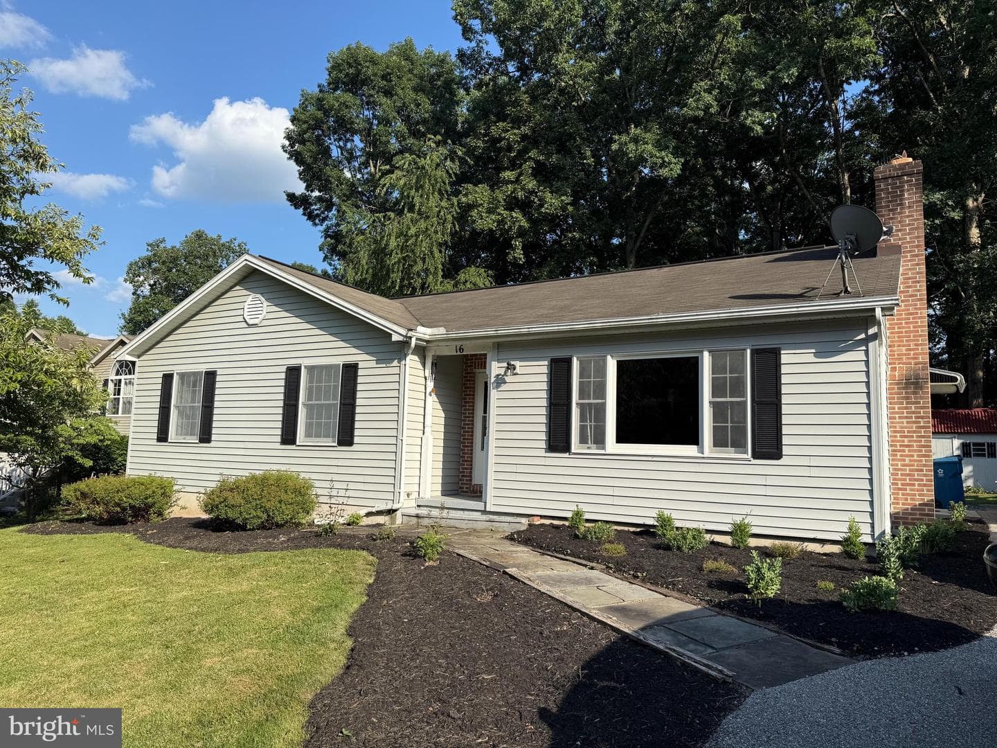 16 Halleck Drive photo 1
