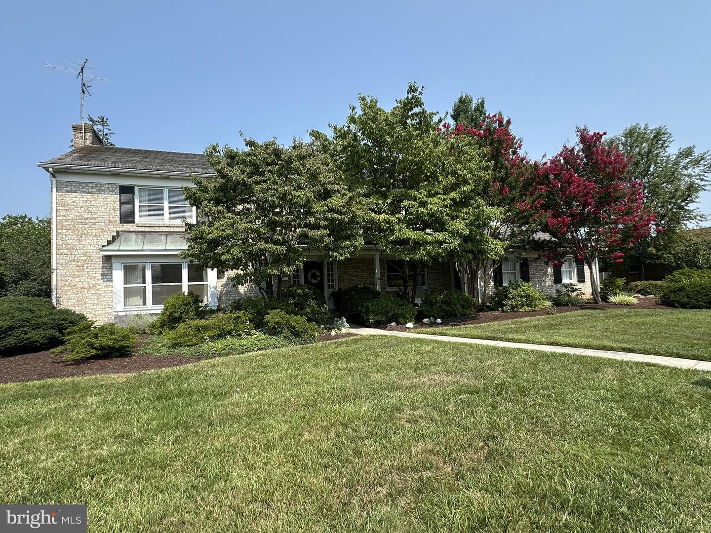 355 Glenwyn Drive photo 1