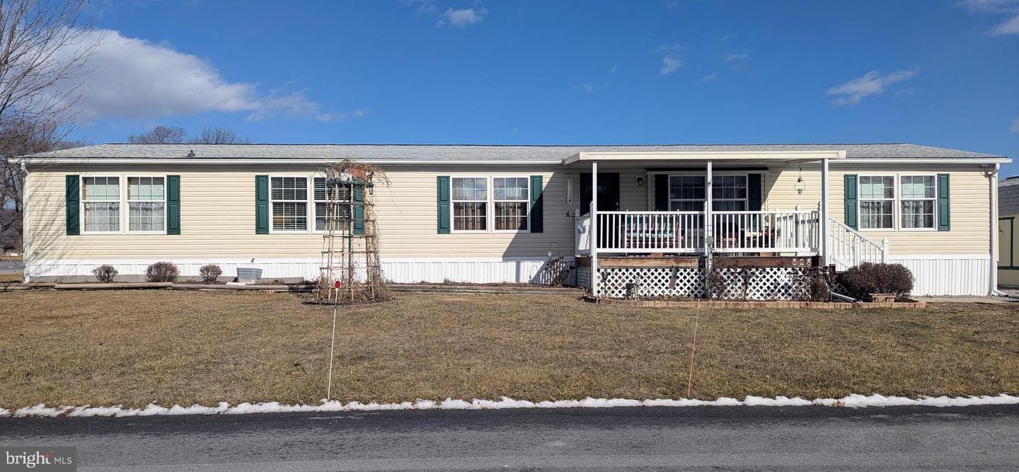 525 Elm Avenue photo 2