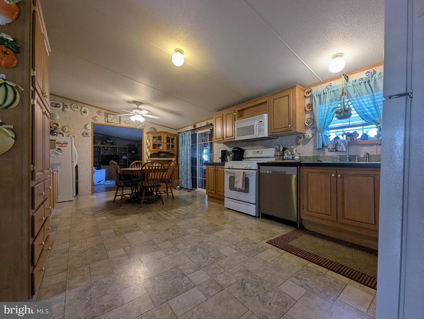 525 Elm Avenue photo 21