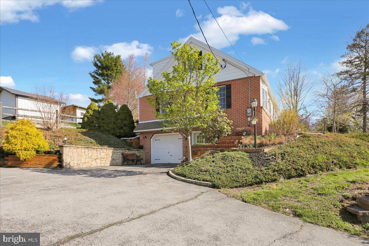 1032 W Leesport Road photo 3