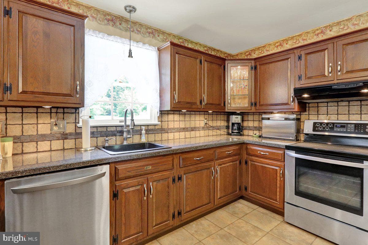 565 Shelbourne Road photo 11