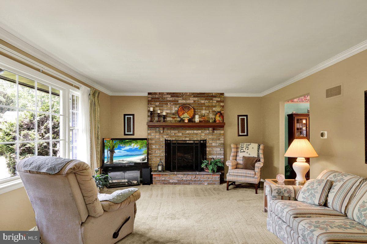565 Shelbourne Road photo 5