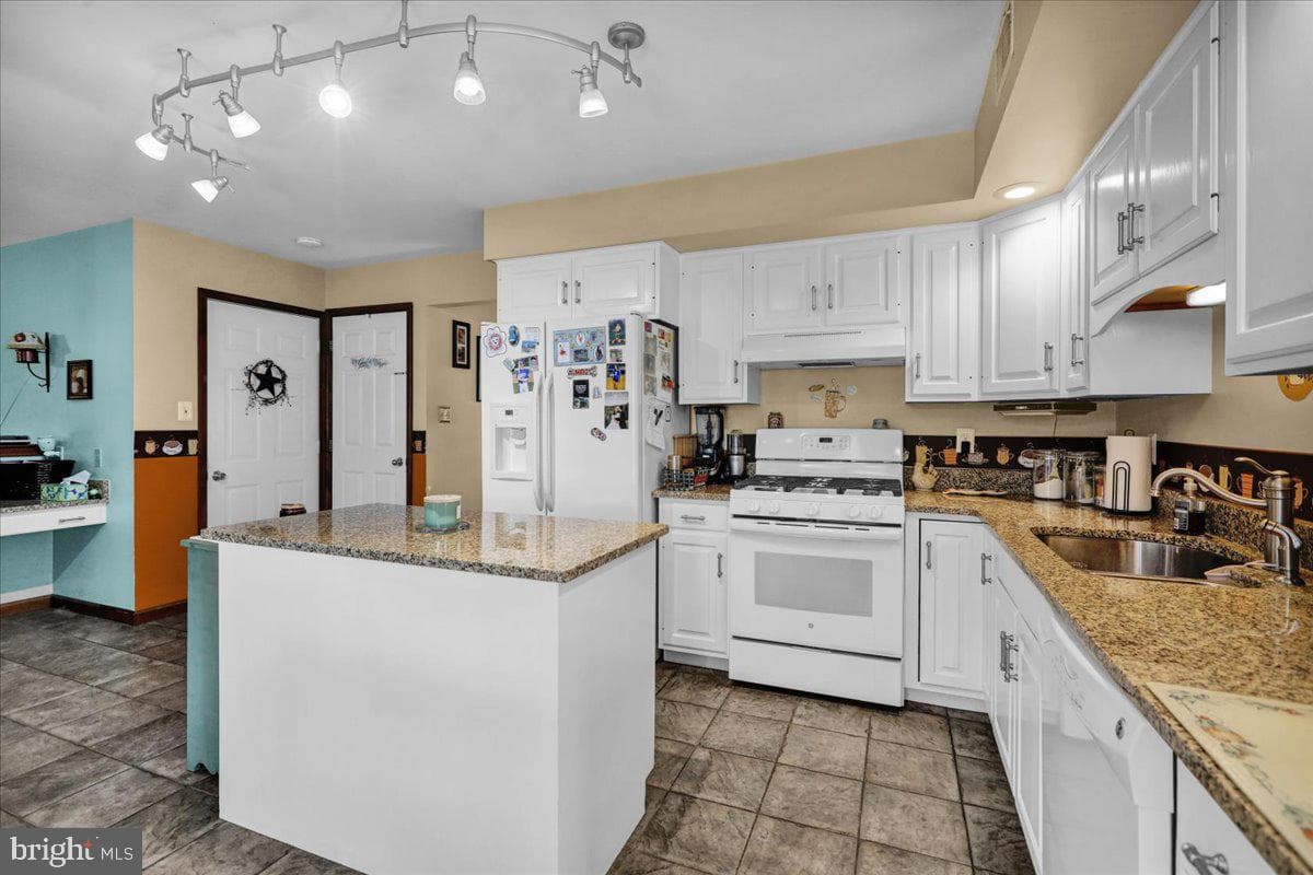 1054 Boeshore Circle photo 13