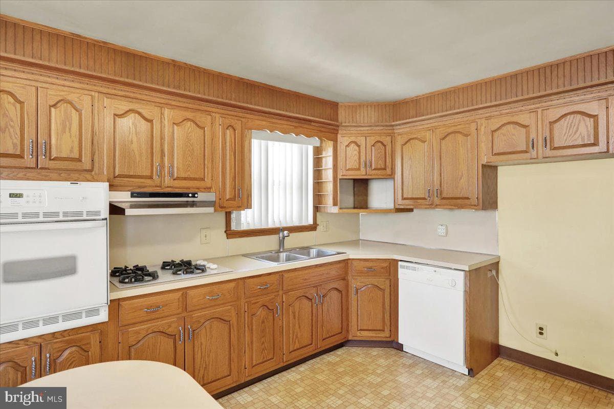 629 Lawrence Avenue photo 10