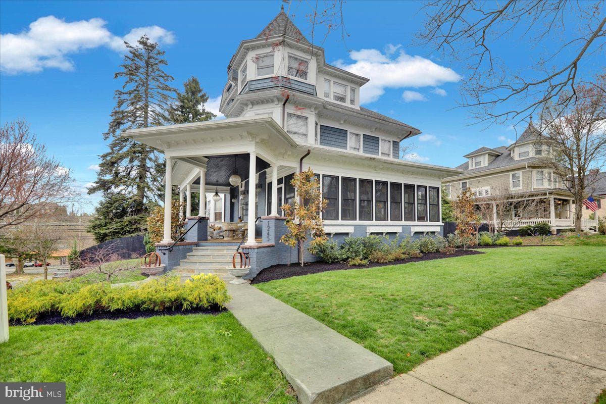 1245 Delaware Avenue photo 3