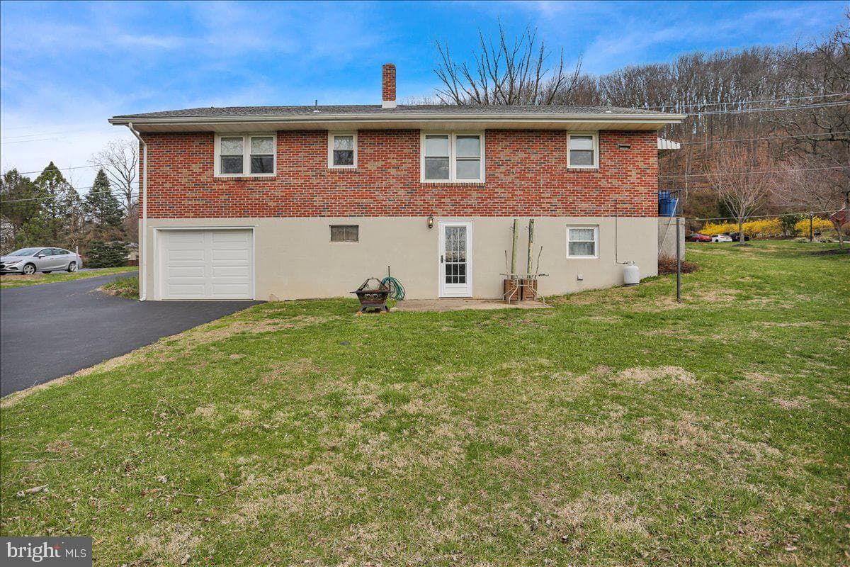 227 W Neversink Road photo 31
