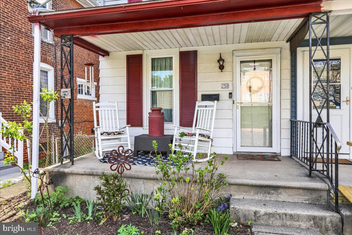 258 E Walnut Street photo 3