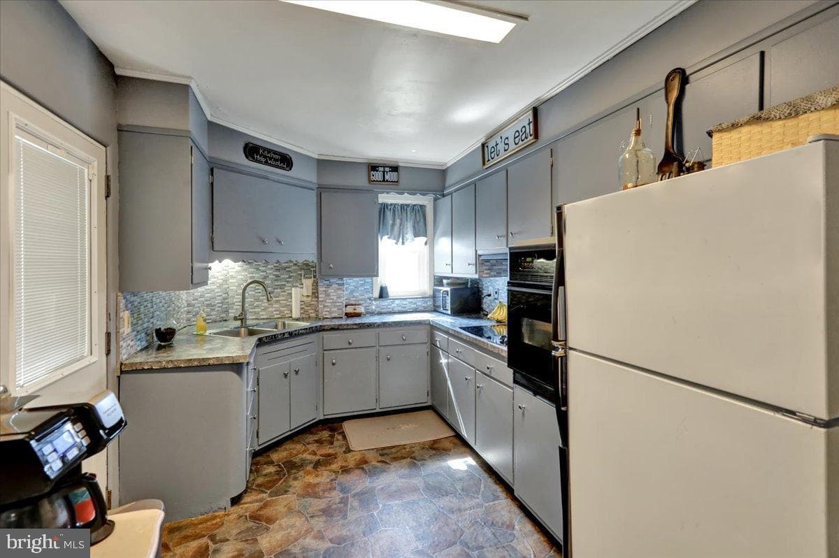 258 E Walnut Street photo 8