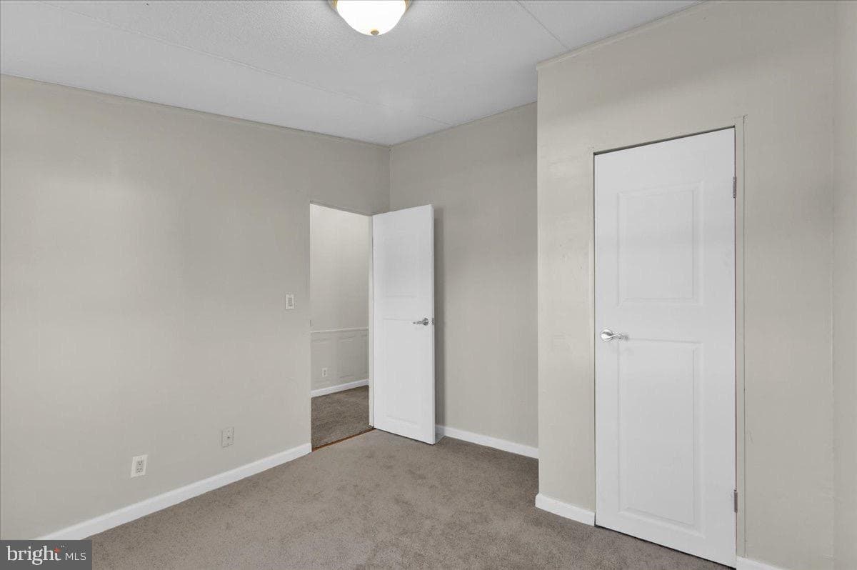 327 Oak Street photo 16