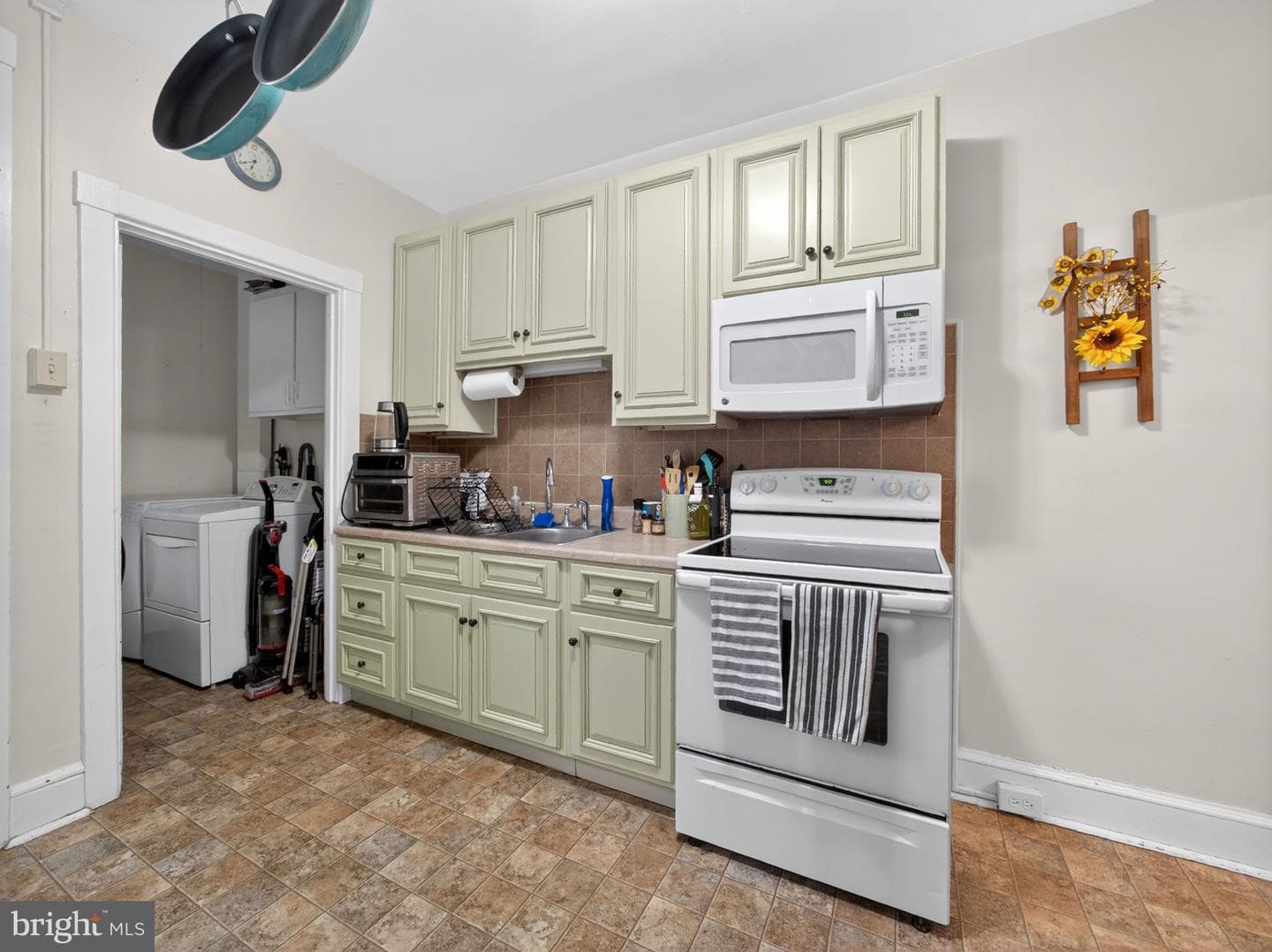 447 W Walnut Street photo 18