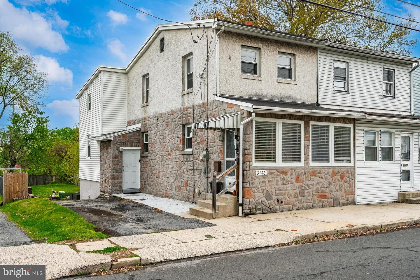 3146 Montrose Avenue photo 2