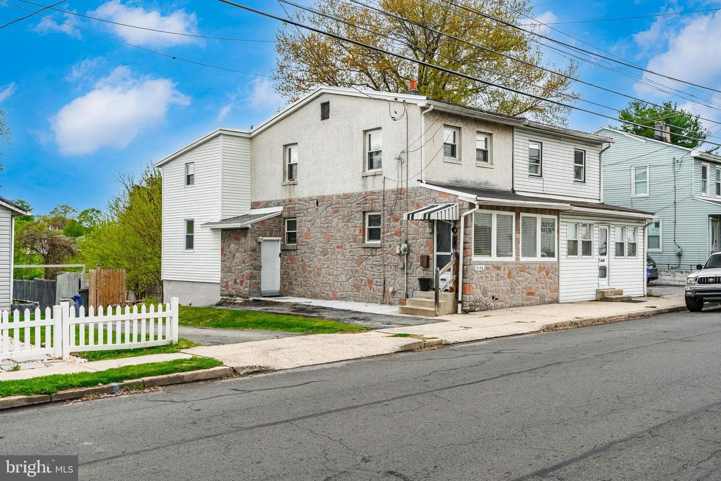 3146 Montrose Avenue photo 4
