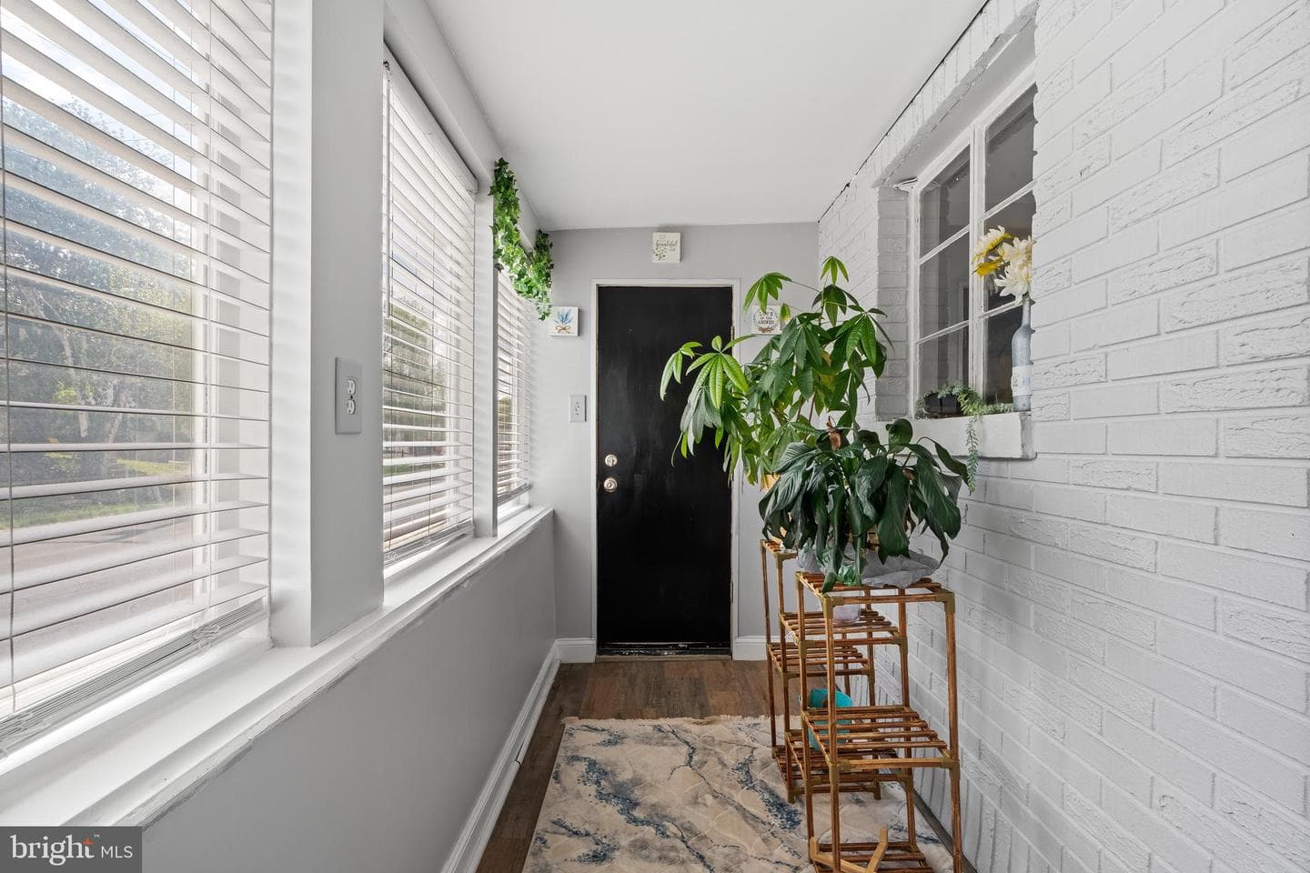 3146 Montrose Avenue photo 8