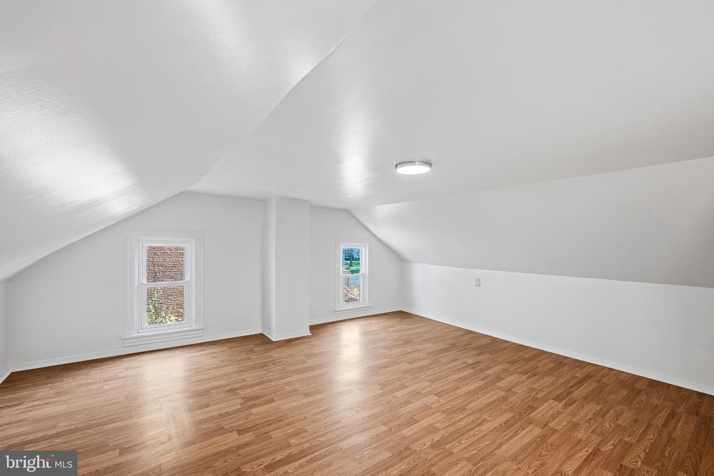 102 S Whiteoak Street photo 13