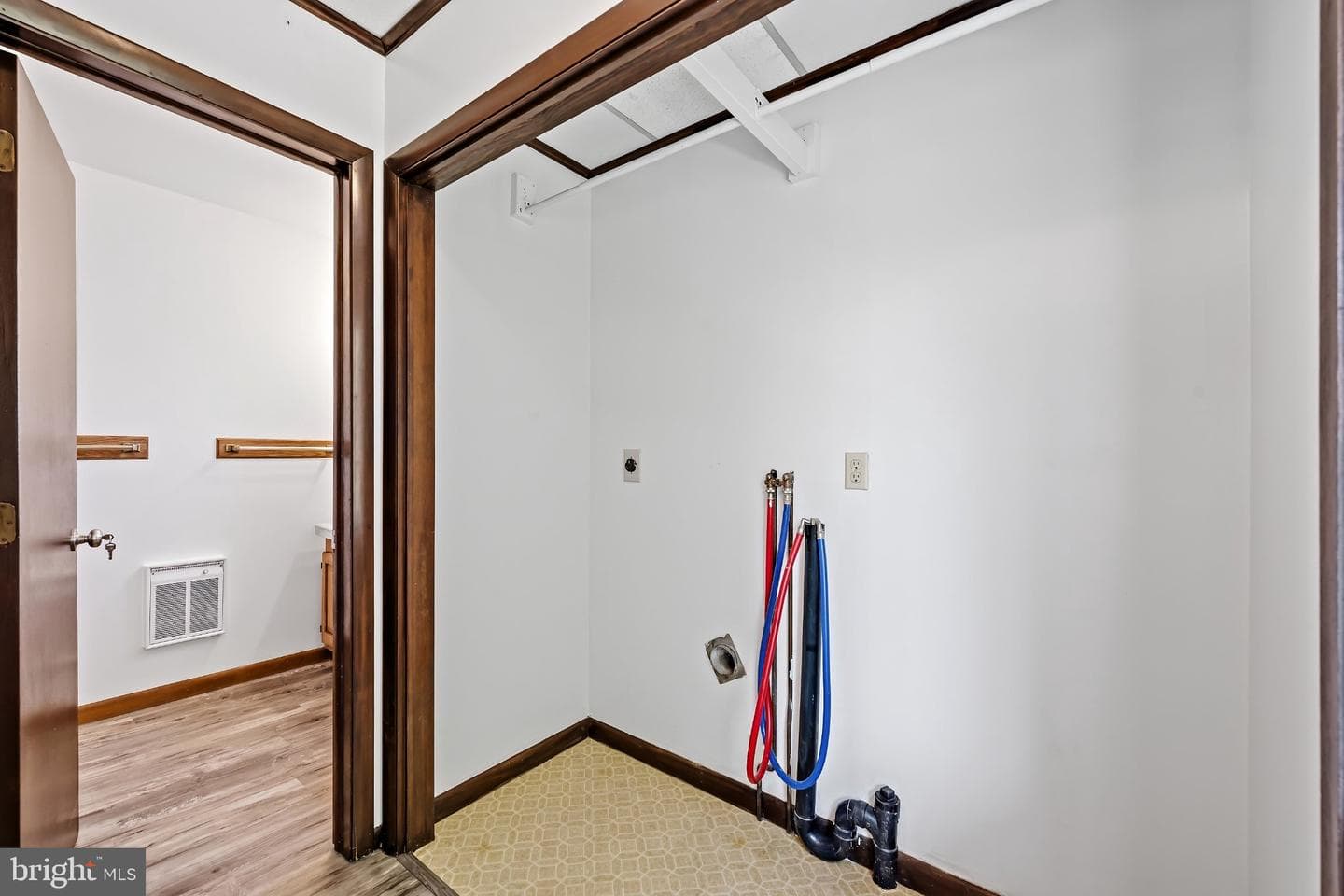 102 S Whiteoak Street photo 6
