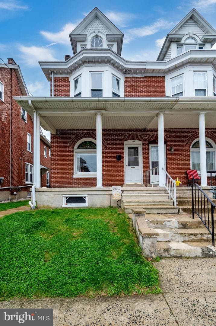 16 E Washington Street photo 2