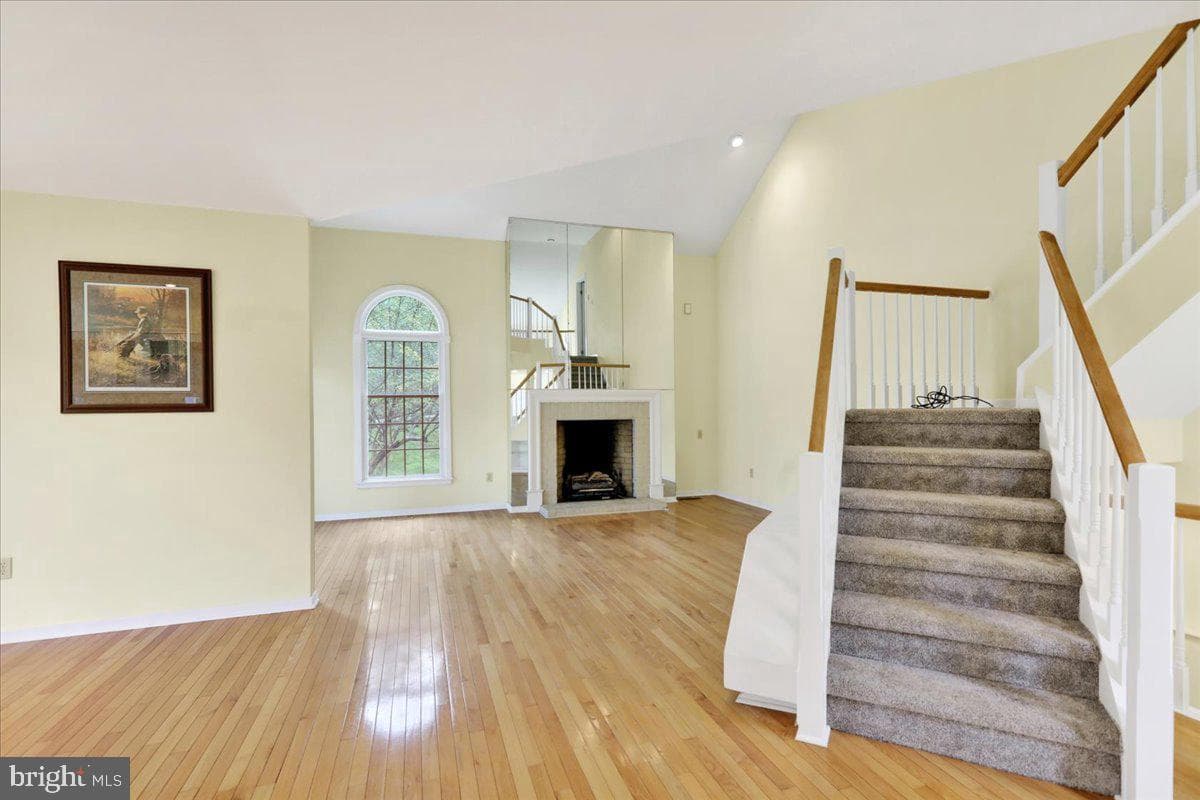 1914 Meadow Lane photo 2