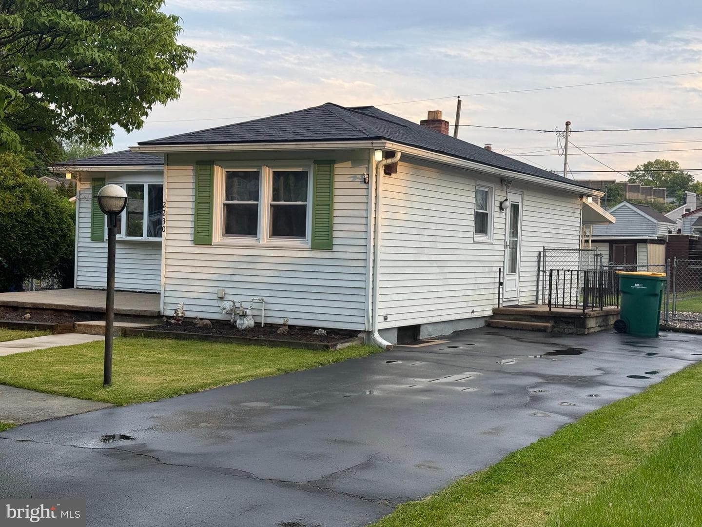 2230 Monroe photo 3