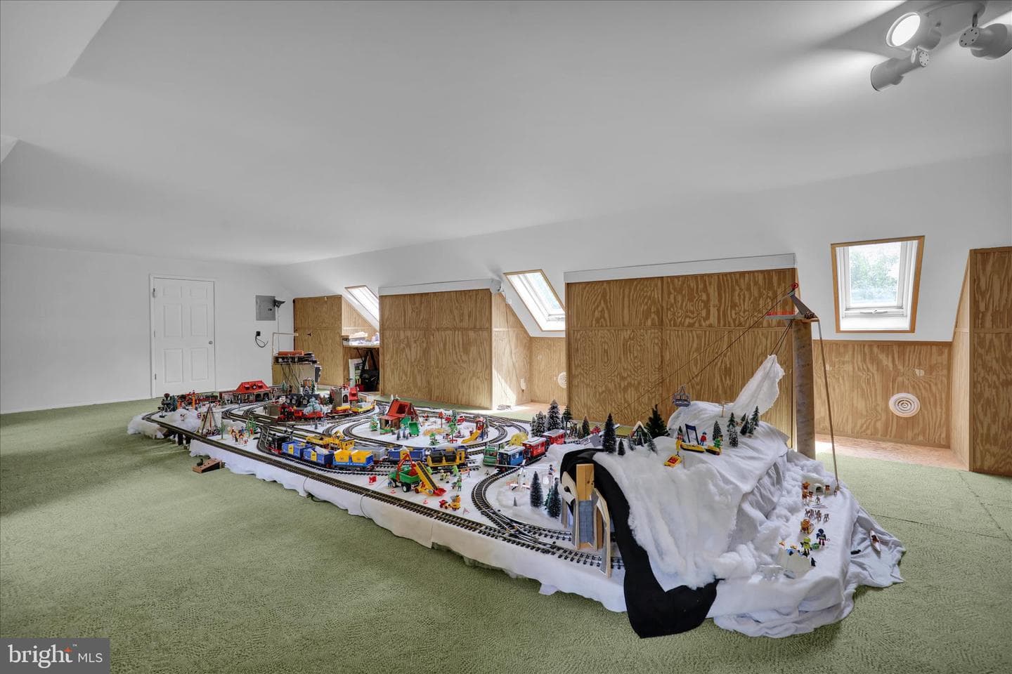 1818 Squire Court photo 24