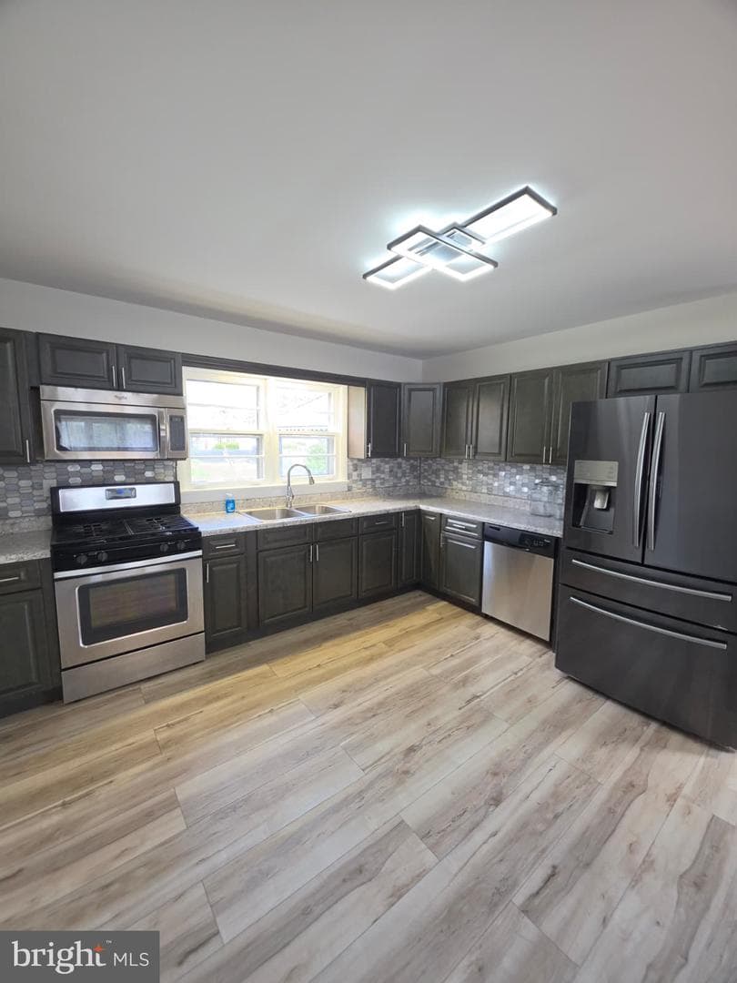 1441 Liggett Avenue photo 4