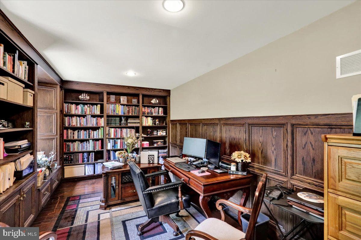 8 Tudor Court photo 10